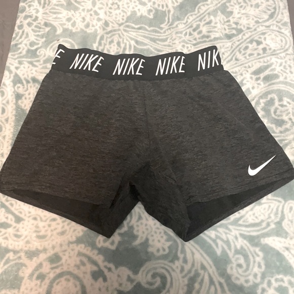 Girls Nike Black/Gray Athletic shorts - Picture 1 of 4